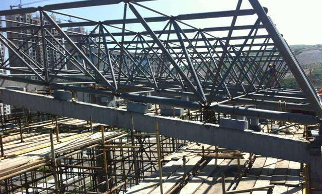 邛崃简述网架公司的黑色压型钢板的吊装步履